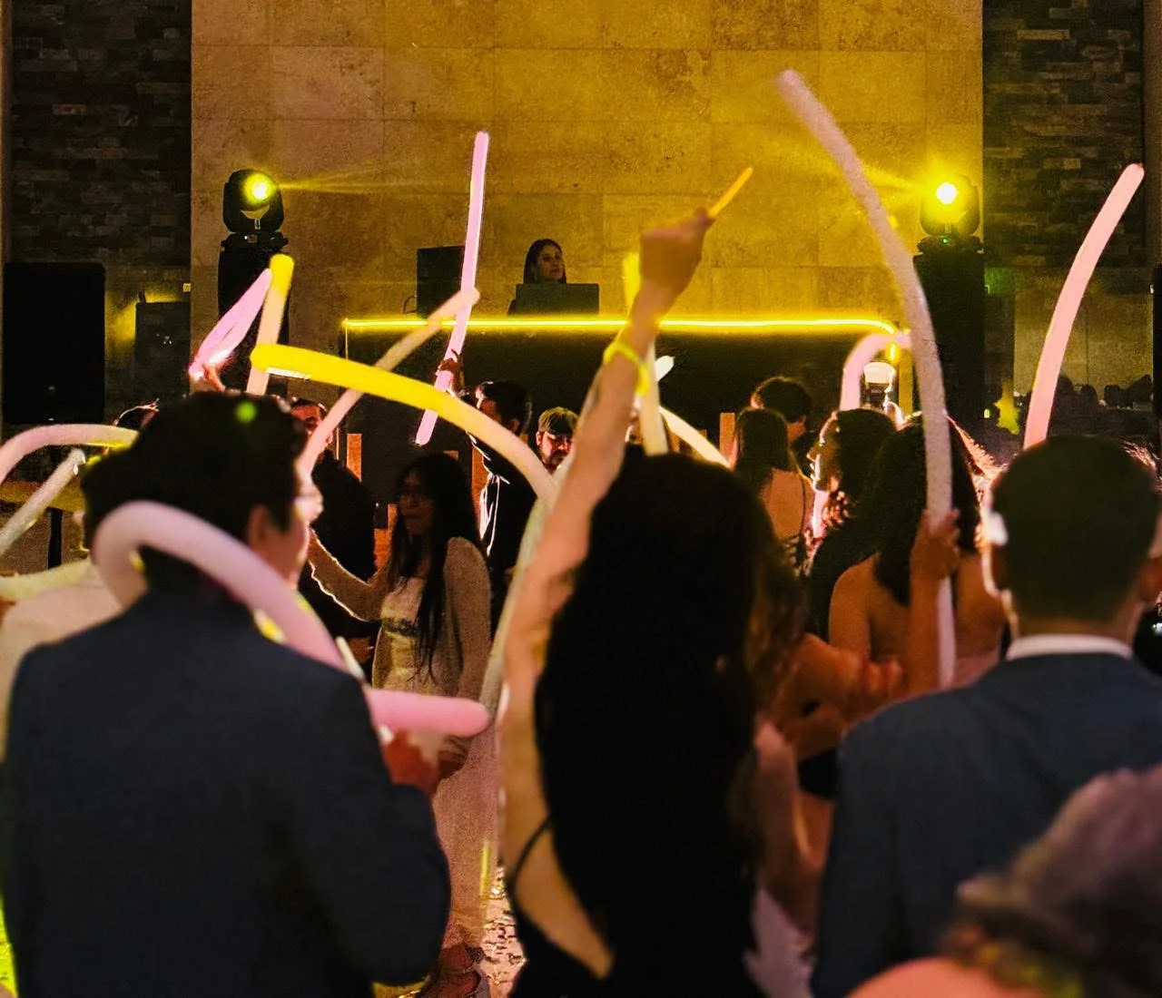 Fiesta con iluminación y pista de baile