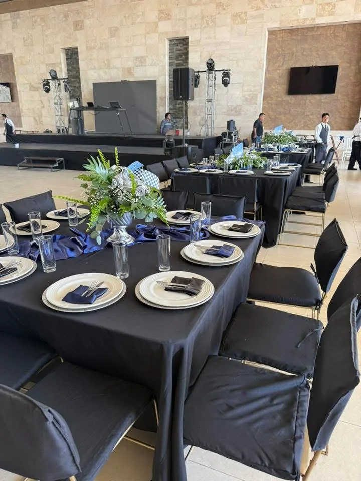 Montaje de evento en azul y negro