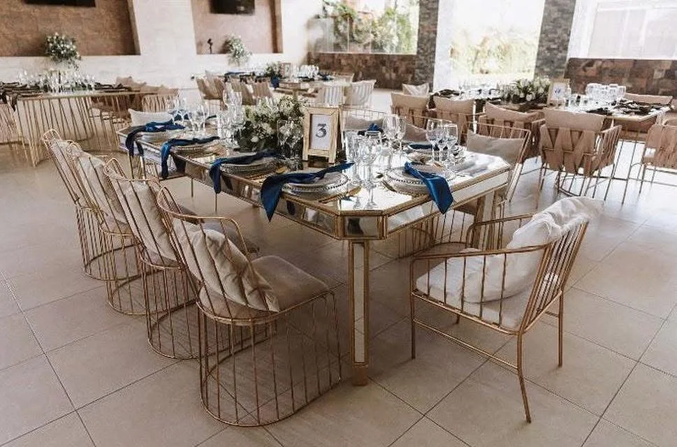 Montaje elegante en tonos dorados